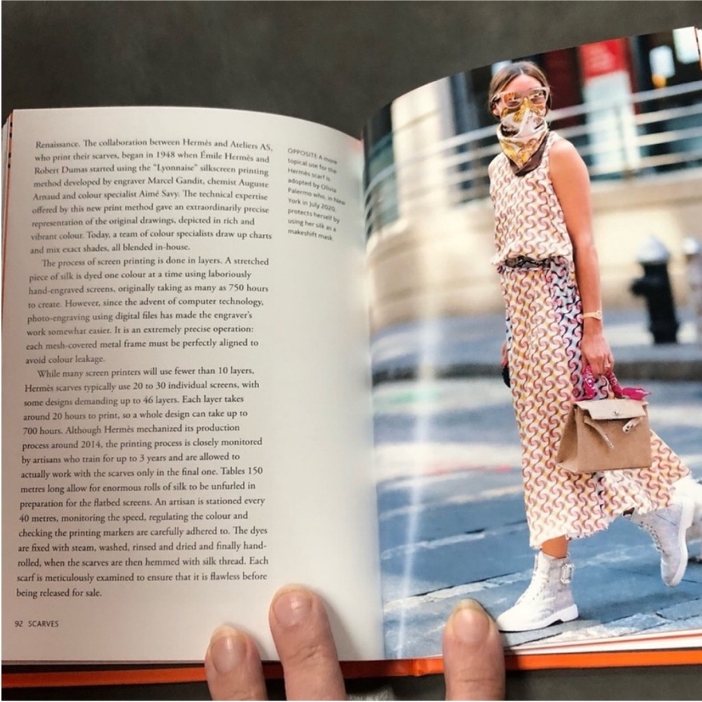 Chanel, Gucci, Prada, Dior Style Guide Little Book Set - Picture 3 of 8